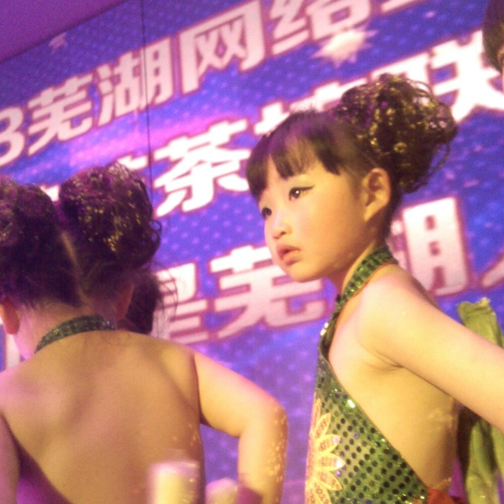 【鸠兹茶坊联欢会】可爱的<em>小女孩</em>准备上台<em>表演</em>