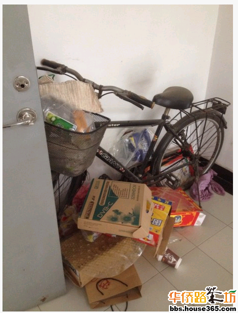 楼道里的垃圾场
