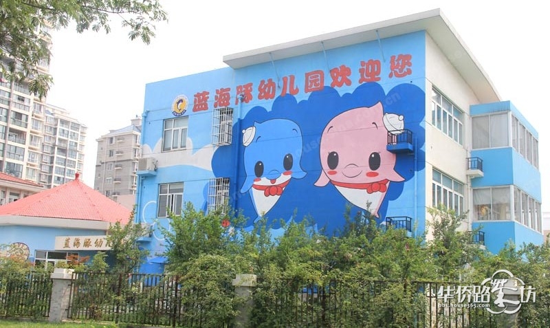 周边配套: 金融:深圳发展银行、华夏银行、工商银行、农行百家湖分理处、邮政储蓄、邮政局胜太路支局 医院:同仁医院、江宁开发区分院 超市:苏果便利、好又多超市、世纪华联、上海华联、华润苏果 学校:南京航空航天大学、河海大学、正德学院,蓝海豚幼儿园、翠屏山幼儿园,翠屏山小学、百家湖小学、百家湖中学、南京市第一幼儿园(已签约) 休闲:百家湖1912商业街 卖场:同曦假日百货、金鹰国际购物中心、江宁万达广场、欧尚超市、华润苏果、苏果便利、好又多超市、世纪华联、上海华联
