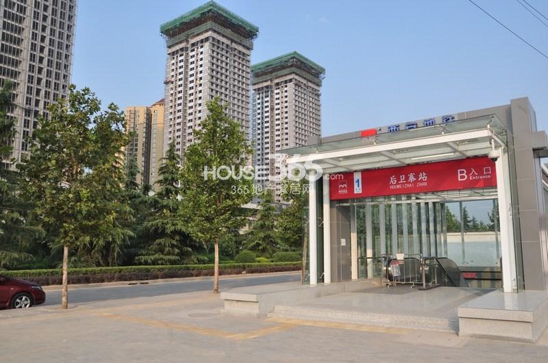 启航时代广场周边-后卫寨站出口(2013年8月27日)